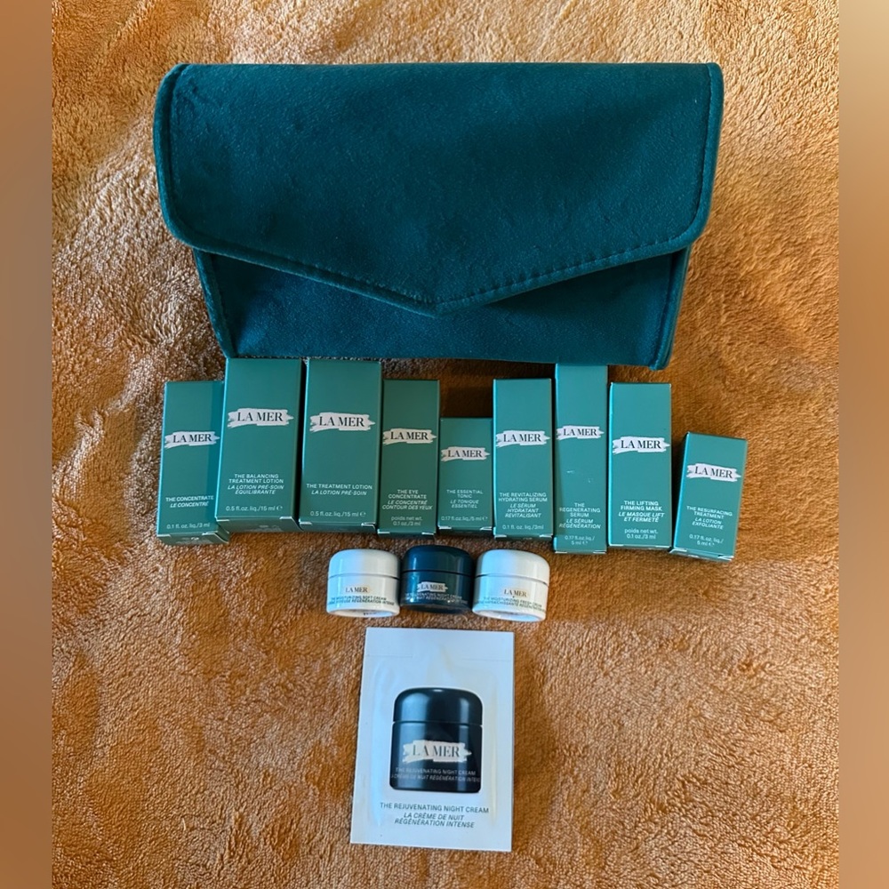La Mer Skincare Collection - Jade Cosmetic Pouch + 13 Samples + 4 Packets